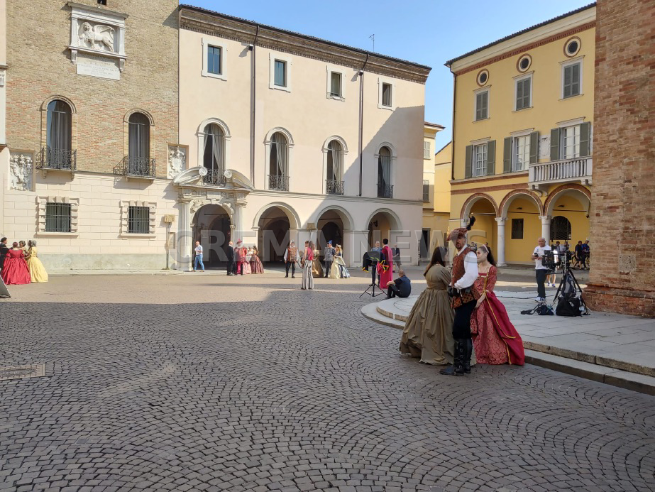Crema News - Dame viscontee in Piazza Duomo