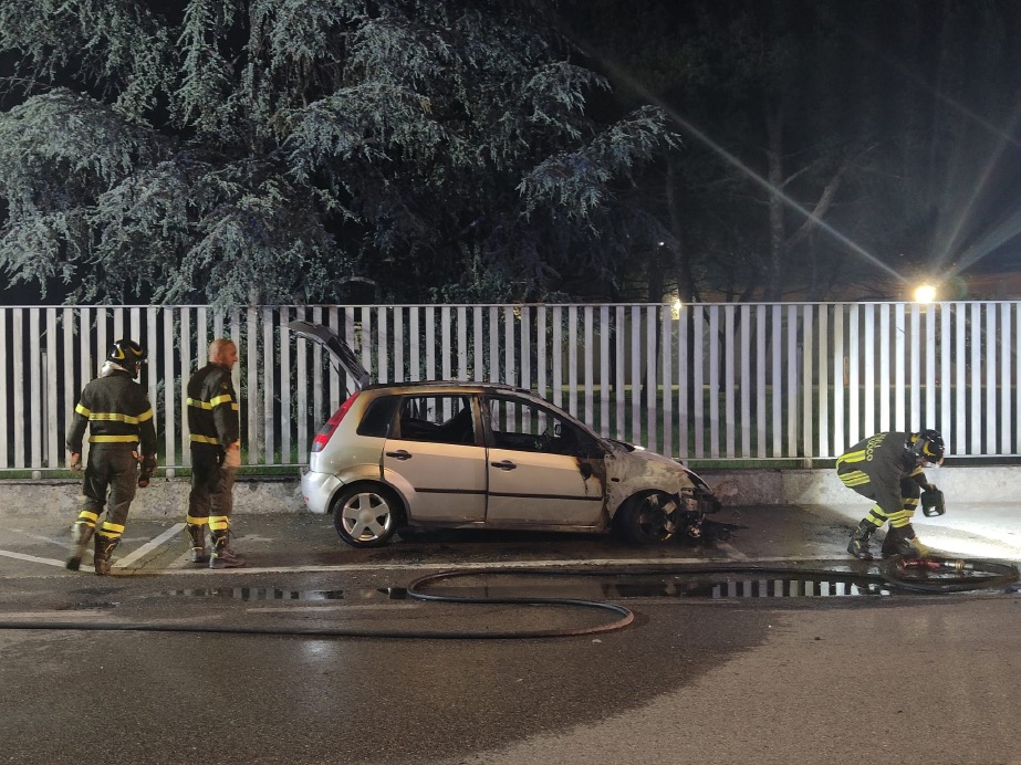 Crema News - Parcheggia l’auto che prende fuoco