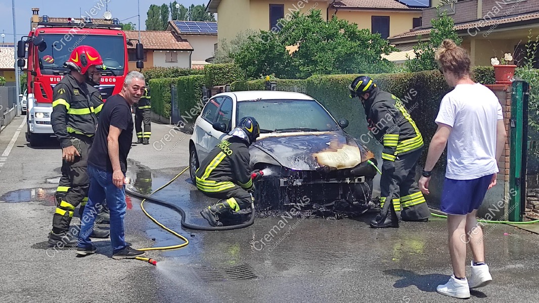 Crema News - Auto prende fuoco